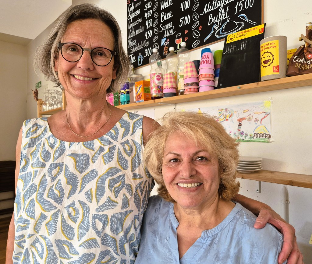 "Servicemitarbeiterinnen" Ursula und Fatemeh

